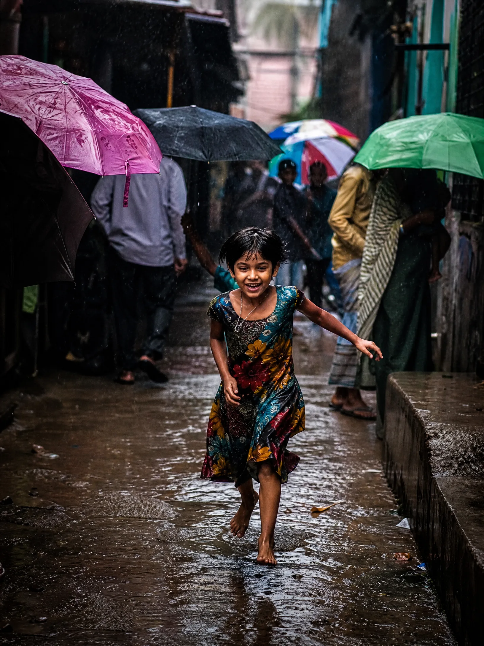 纪实摄影获奖作品：雨巷中奔跑的孩子与彩色雨伞